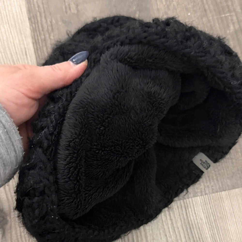 North Face Black Cable Knit Fleece Lined Beanie
